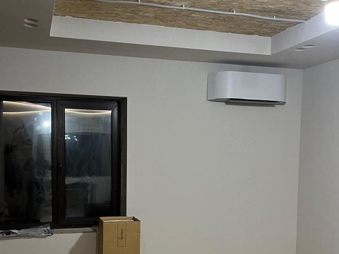 Установка дизайнерской сплит-системы TOSHIBA Haori для постоянного клиента в Бийске — премиальный монтаж от компании «Буран Климат»