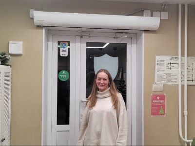 Тёплое решение для Home English Club в Томске — установка тепловой завесы KALASHNIKOV KVC-A15E6-11 для защиты от холода