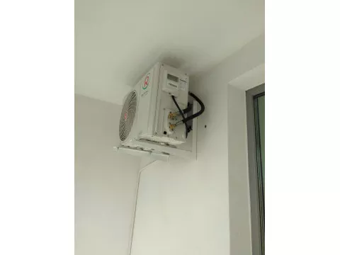 Чистовой монтаж инверторной сплит-системы RoyalClima в Новосибирске